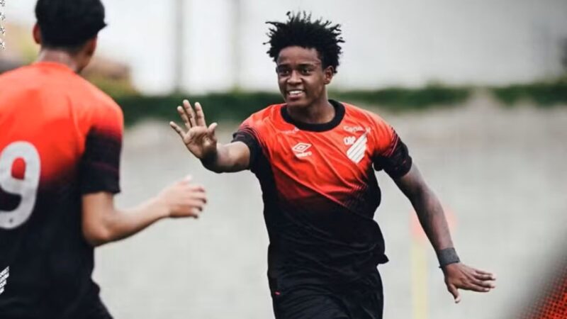 Conheça joia do Athletico que estreou com gol no profissional e tem multa de R$ 370 milhões