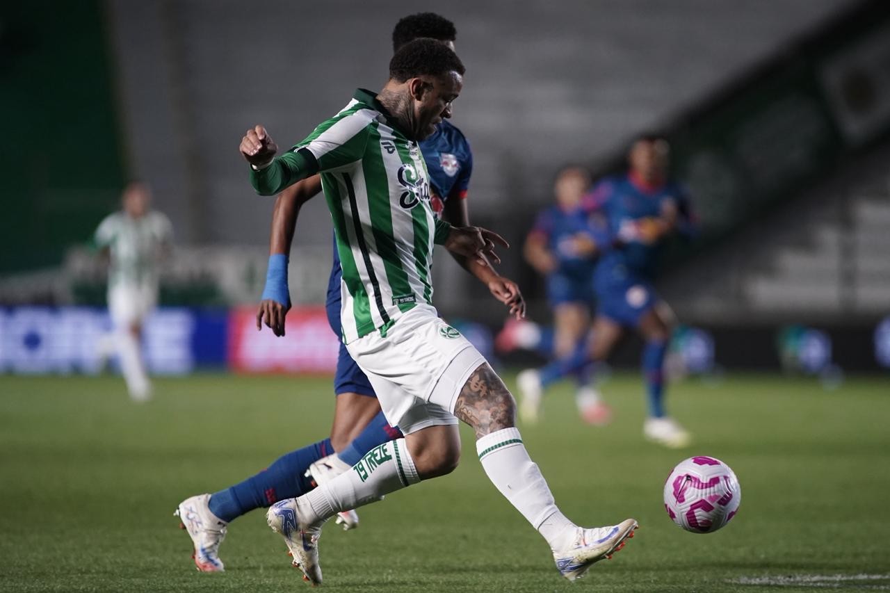 Avaí fecha a contratação de ponta ex-Cruzeiro e centroavante uruguaio