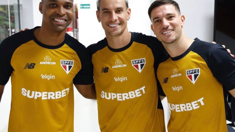Em reapresentação, São Paulo troca produto de patrocinador na barra da camisa