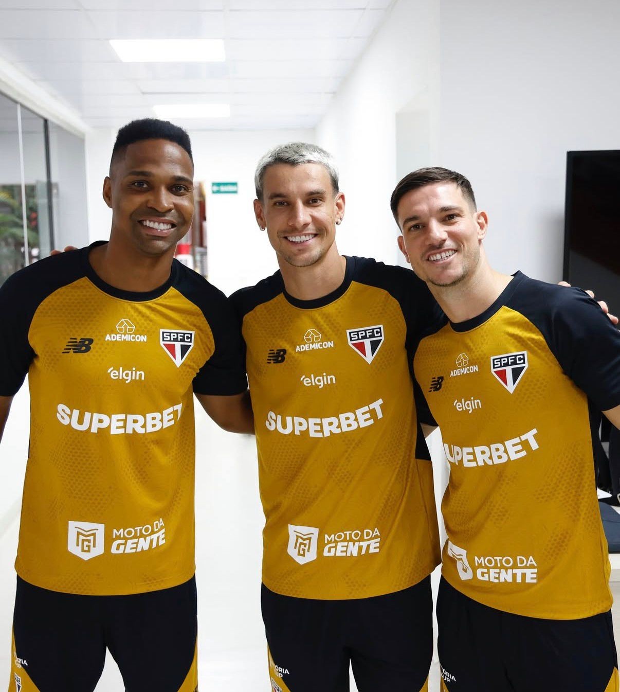 Em reapresentação, São Paulo troca produto de patrocinador na barra da camisa