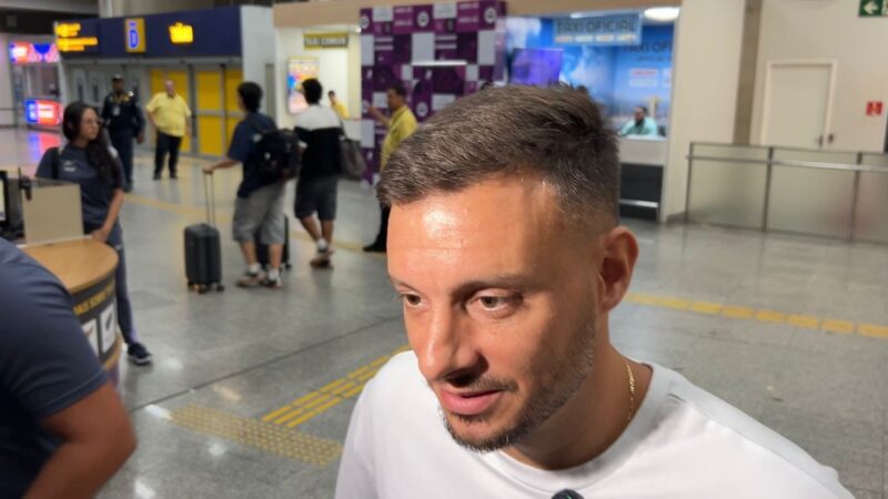 Martin Anselmi chega ao Rio e se apresenta ao torcedor do Botafogo: “Nossa equipe vai atacar”