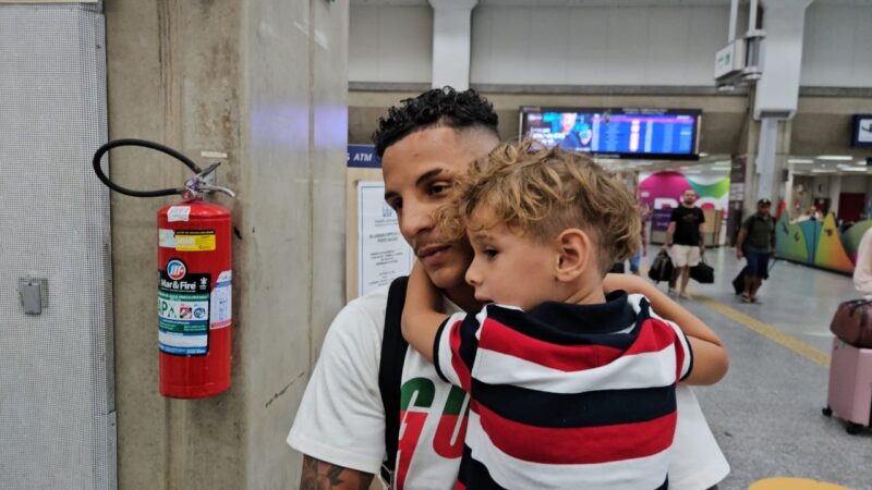 Guilherme Arana desembarca no Rio de Janeiro para se apresentar ao Fluminense