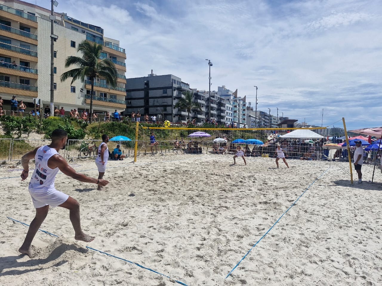 Praia do Forte recebe estreia do Torneio de Futevôlei Verão 2026
