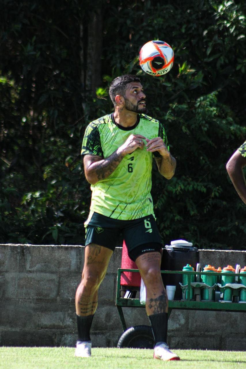 Lateral do Manaus, David aposta na bola parada e projeta: “Pensamento é ser campeão do 1º turno”