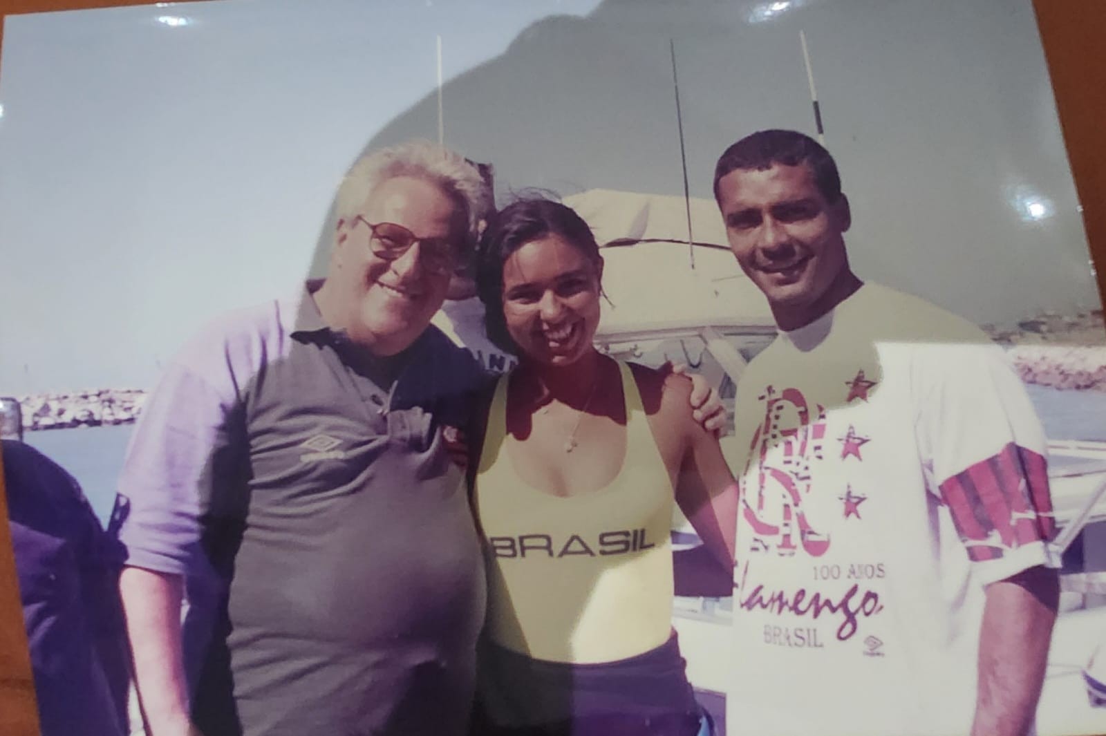 Resgatada por Romário, velejadora é atleta paralímpica do tiro com arco e cita “choque” ao ver jogador