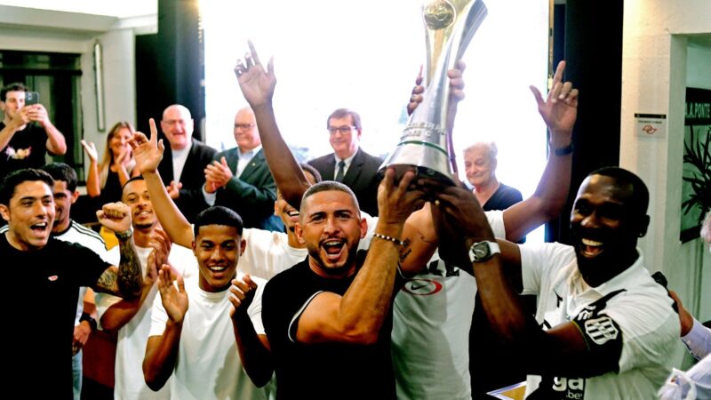 Após 73 dias, jogadores da Ponte recebem medalhas e taça de campeão da Série C; fotos
