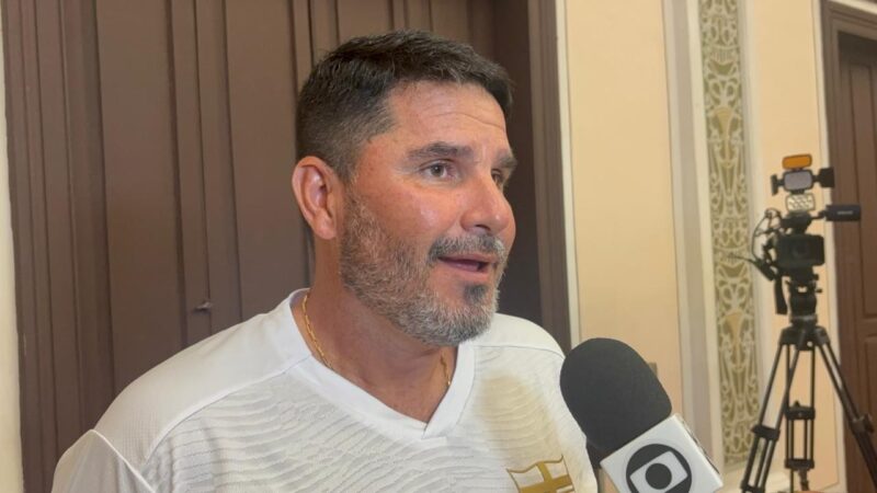 Barroca, do CRB, lança livro em Maceió: “Compartilhar tudo o que envolve a vida de um treinador”