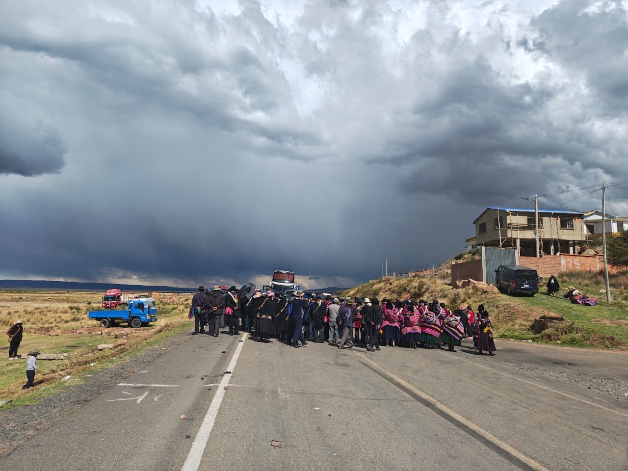 ‘Sem comida e há mais de 24h em rodovia’: grupo de brasileiro fica preso em estrada na Bolívia