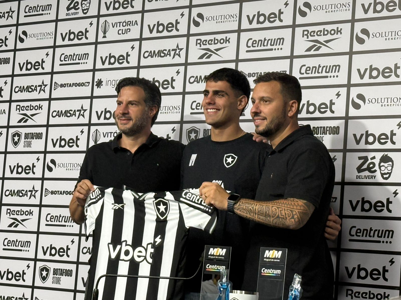 Lucas Villalba é apresentado pelo Botafogo e se diz tranquilo sobre transferban: “Sei que vai se resolver”