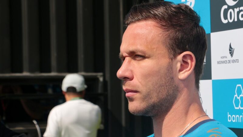 Arthur revela papo com Grêmio para permanência, mas aguarda posição da Juventus