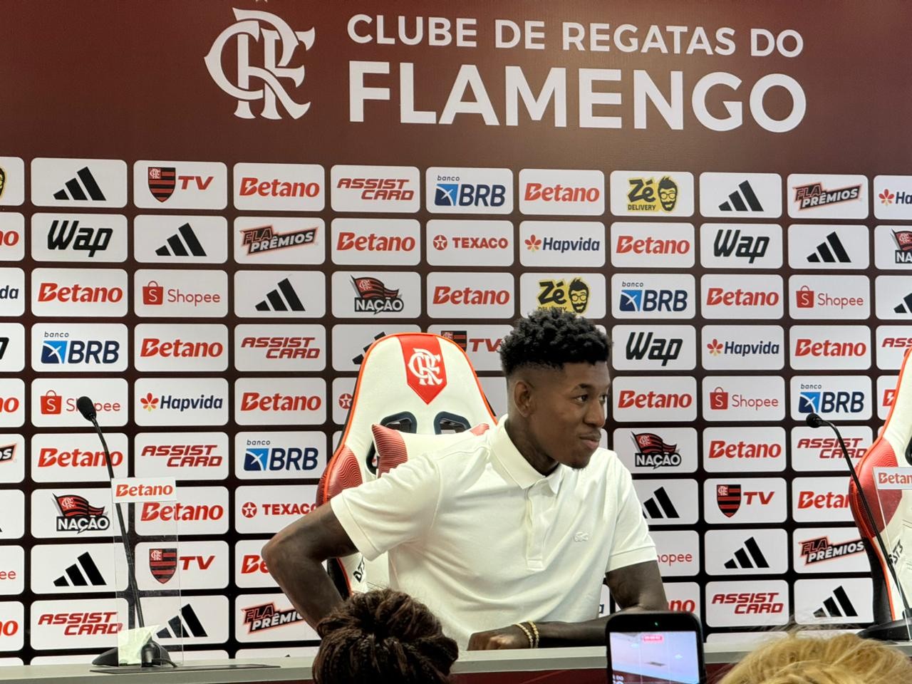 Vitão é apresentado: “A partir do momento que o Flamengo quer te contratar, é difícil pensar outra coisa”