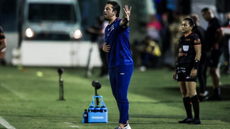 Thiago Carpini explica escolha na zaga para estreia no Fortaleza e pondera: “Preciso de tempo”