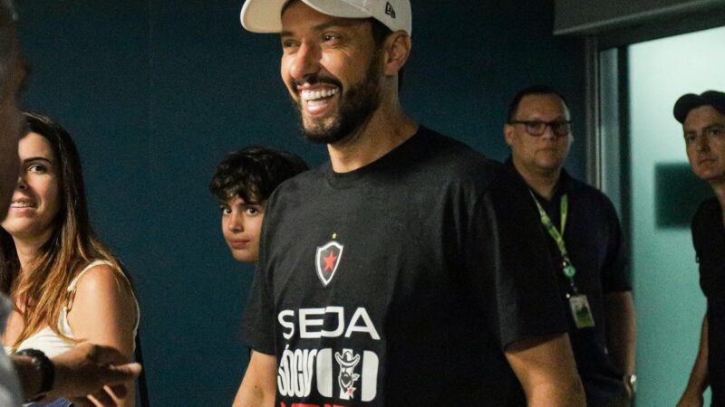 Diretor da SAF do Botafogo-PB adota discurso cauteloso sobre a estreia do meia Nenê