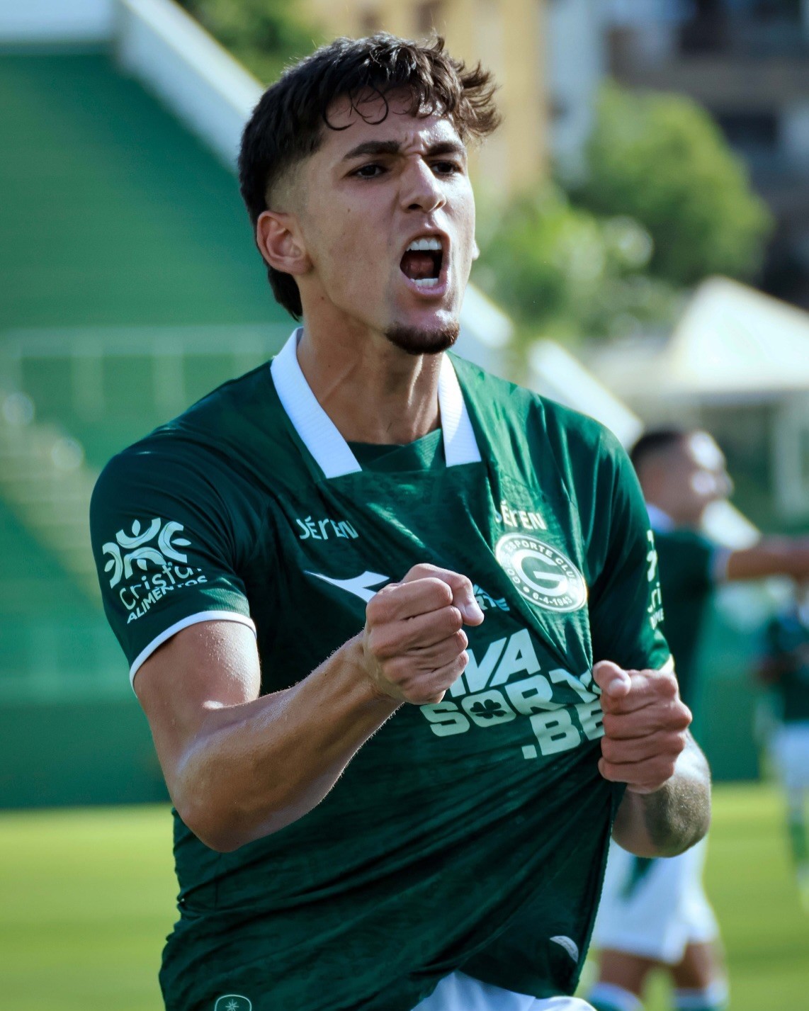 Lucas Rodrigues comemora primeiro gol como profissional no Goiás