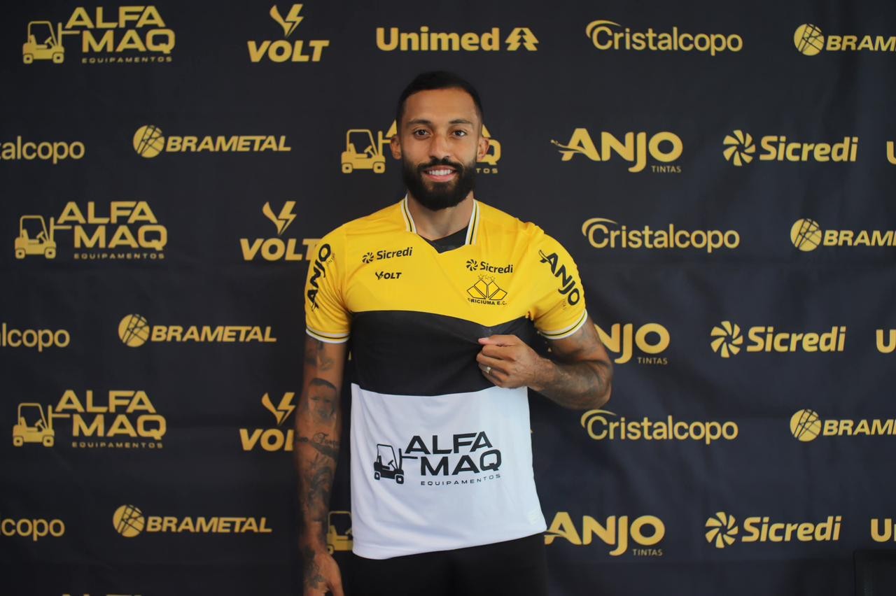 César Martins é apresentado no Criciúma e revela escolha pelo time: “Foi fácil”