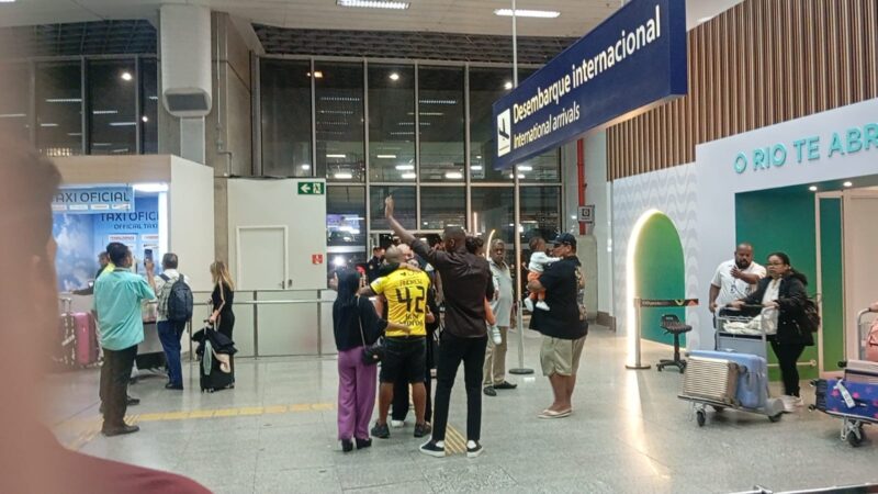 Andrew desembarca no Rio para assinar com o Flamengo; veja como foi a chegada