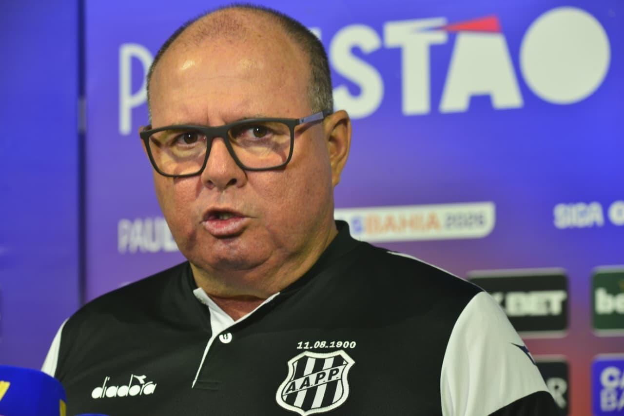 Técnico da Ponte diz que treinou dois times diante de indefinição e fala sobre saída de Elvis
