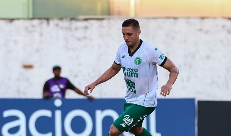 Camilo celebra estreia com vitória pela Chapecoense