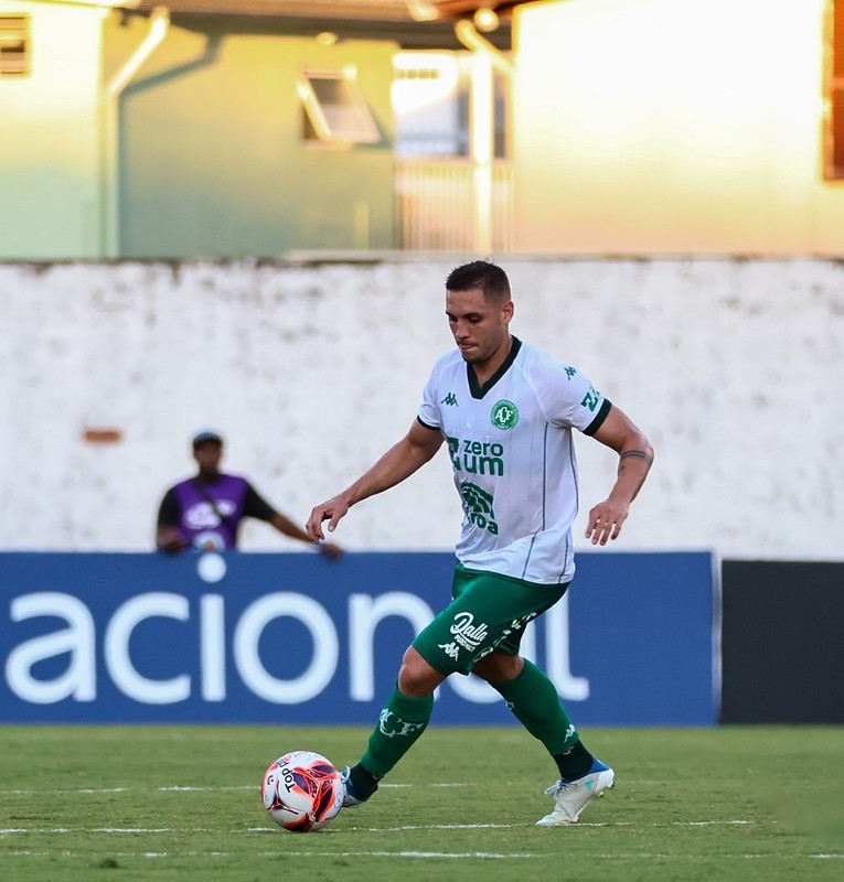 Camilo celebra estreia com vitória pela Chapecoense