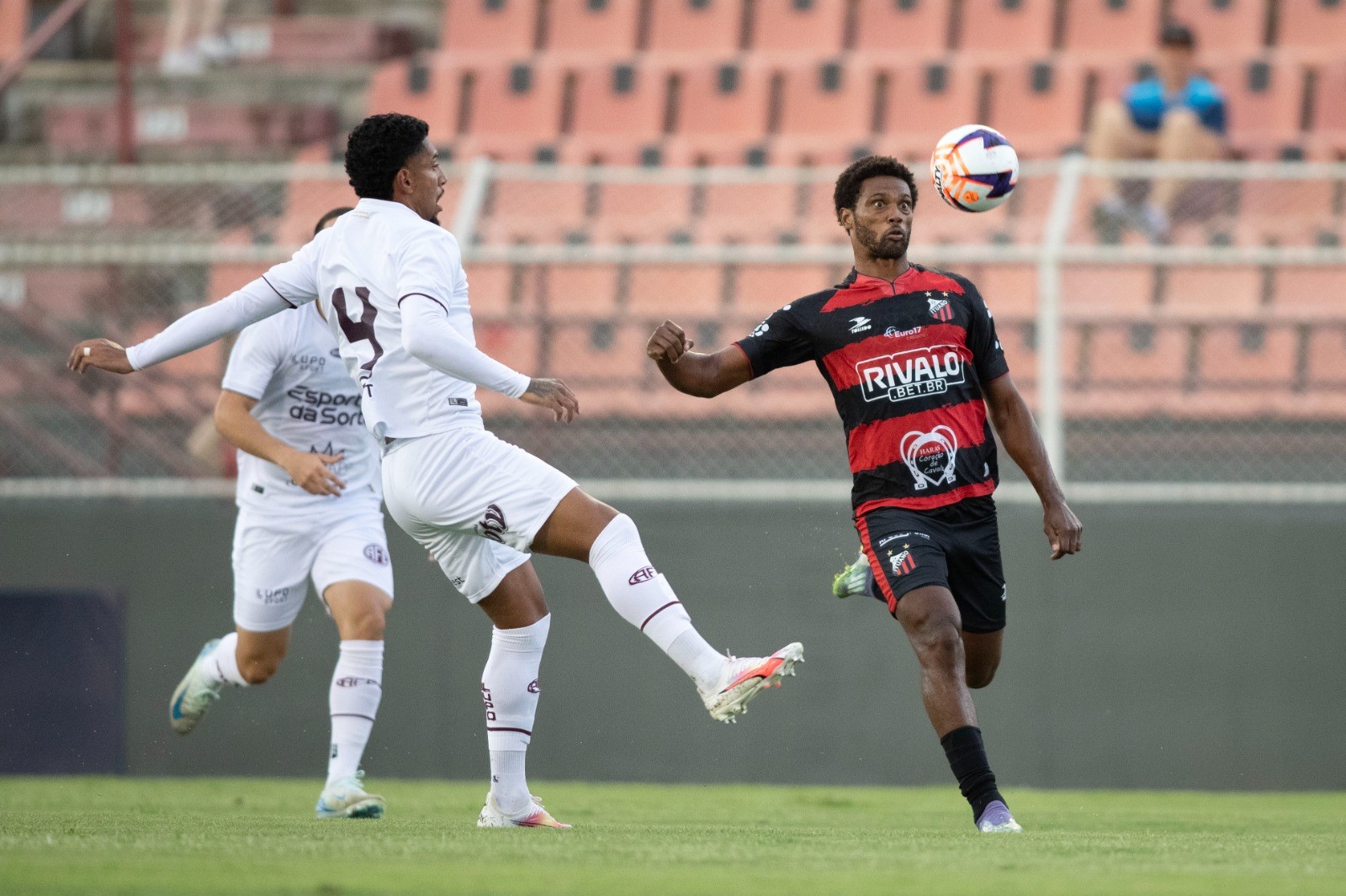 Bruno Mezenga e Lucas Wingert focam em descanso após empate do Ituano