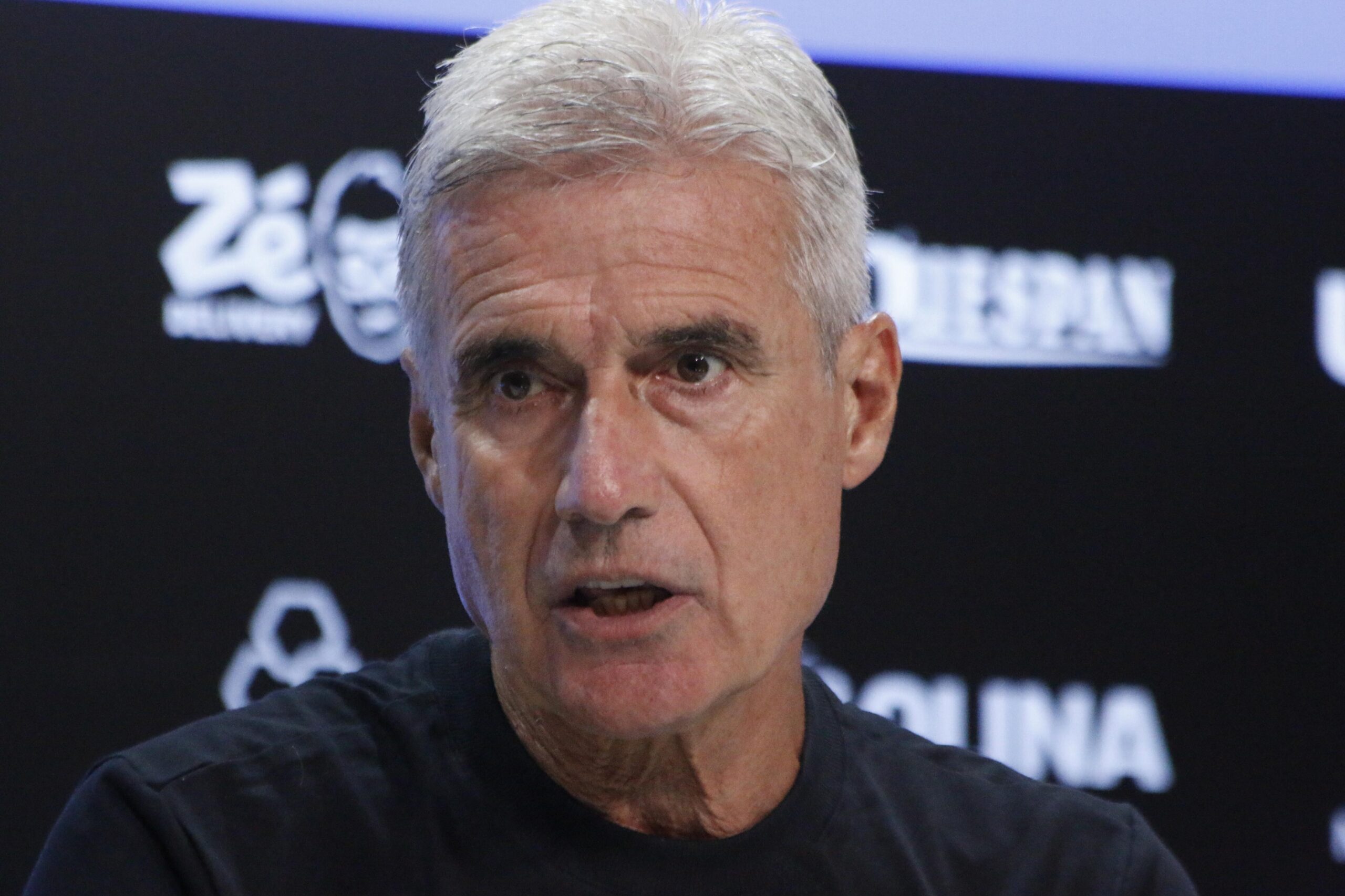 Luís Castro freia euforia após goleada do Grêmio e comenta chances a Cristaldo