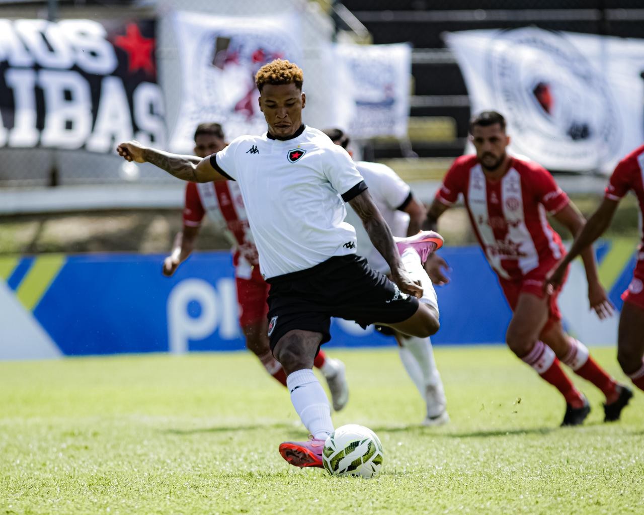 Pênalti relâmpago! Botafogo-PB sofre falta aos 29 segundos contra o Esporte de Patos pelo Paraibano