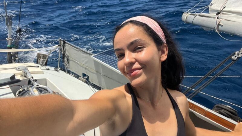 Brasileira encara ondas de 4 metros e conclui travessia de 6.500 km após 29 dias sozinha no mar