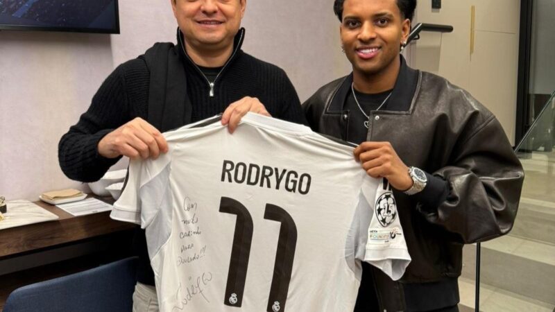 Presidente do Cuiabá visita Santiago Bernabéu e recebe camisa autografada de Rodrygo