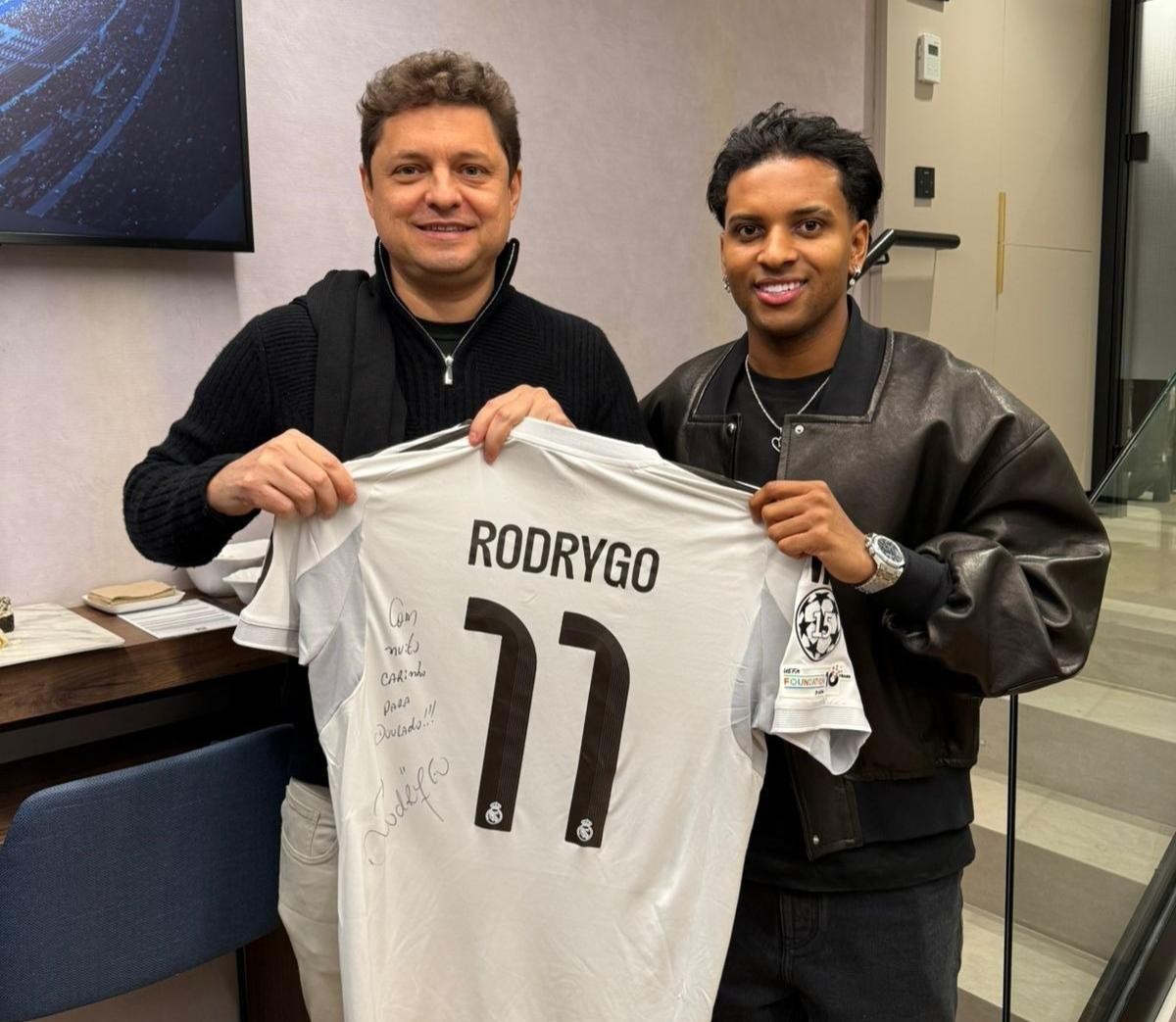 Presidente do Cuiabá visita Santiago Bernabéu e recebe camisa autografada de Rodrygo