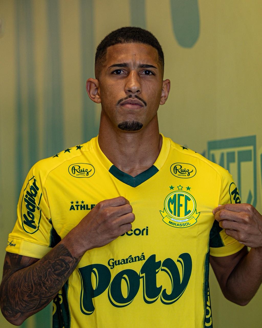 Mirassol oficializa a contratação do lateral Igor Formiga