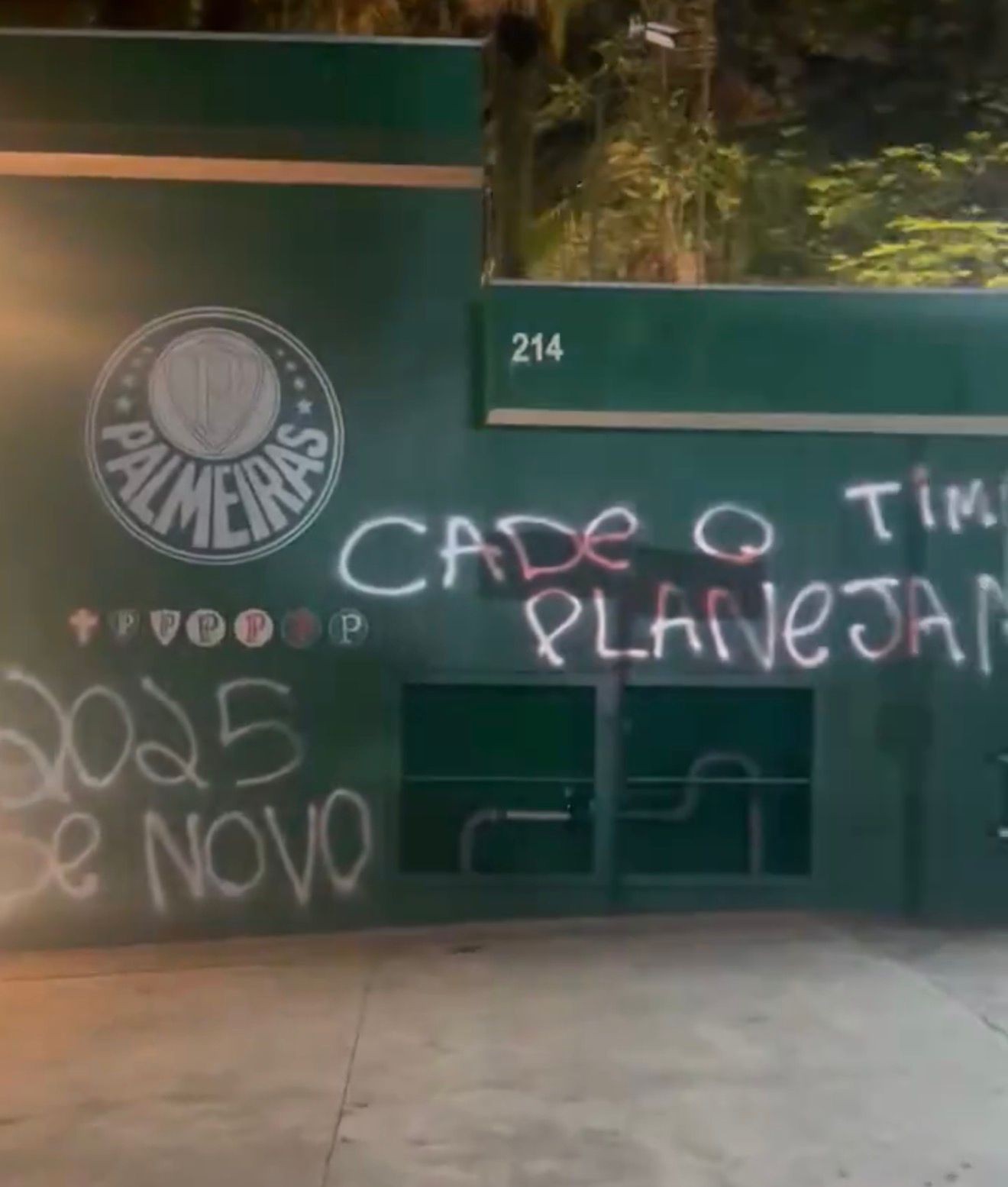 Polícia identifica envolvidos em pichações à sede do Palmeiras, e clube irá processá-los
