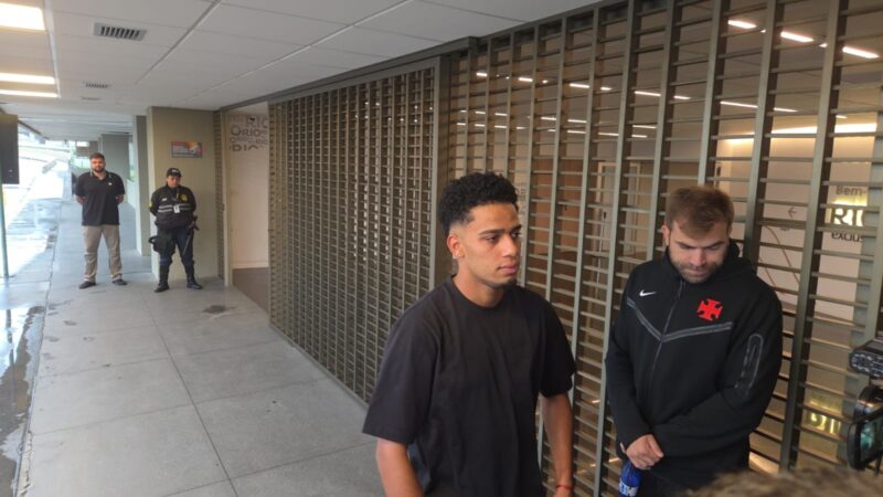 Brenner chega ao Rio para assinar com o Vasco e brinca com ligação de Diniz: “Ele não te dá muita opção”