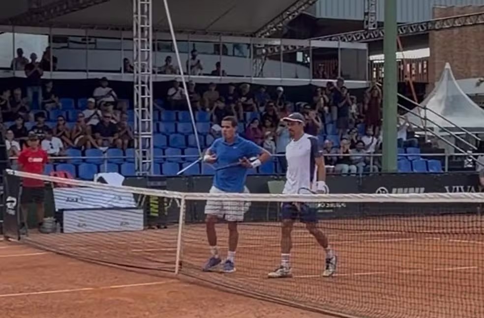 Tenistas estrangeiros imitam e chamam funcionário de macaco em SC e são presos por injúria racial