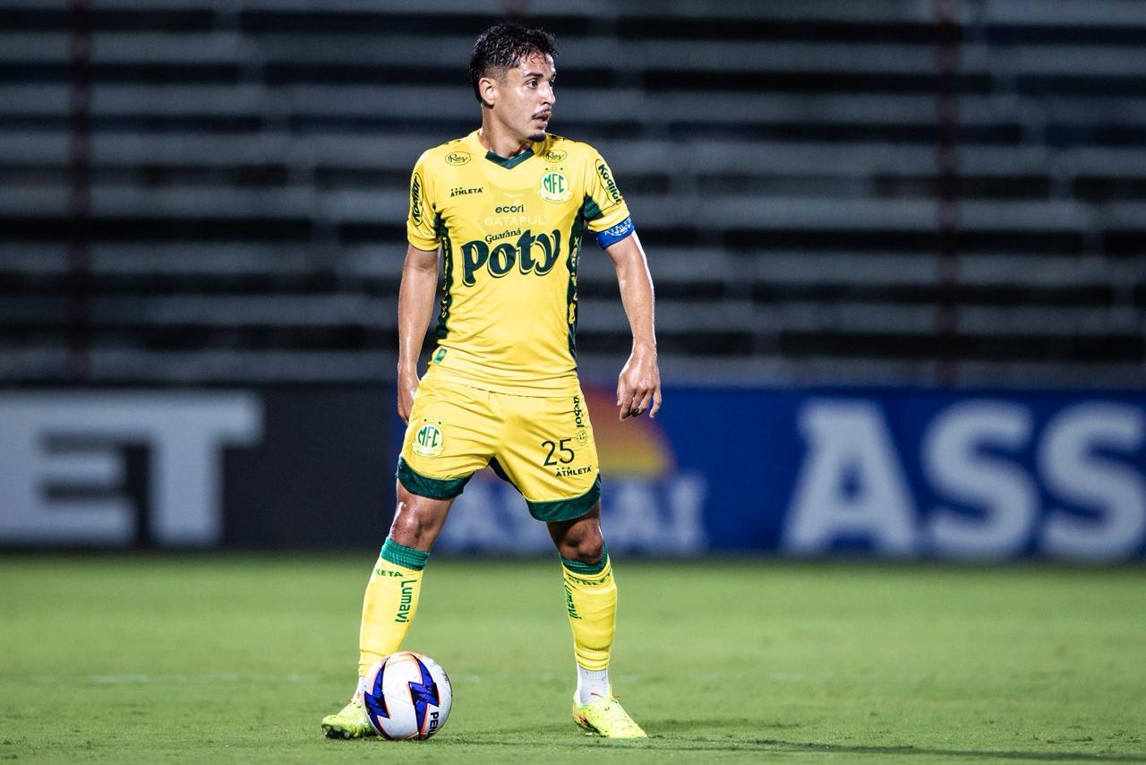 Neto Moura revela que está dormindo mais vezes no CT do Mirassol para se recuperar de calendário frenético