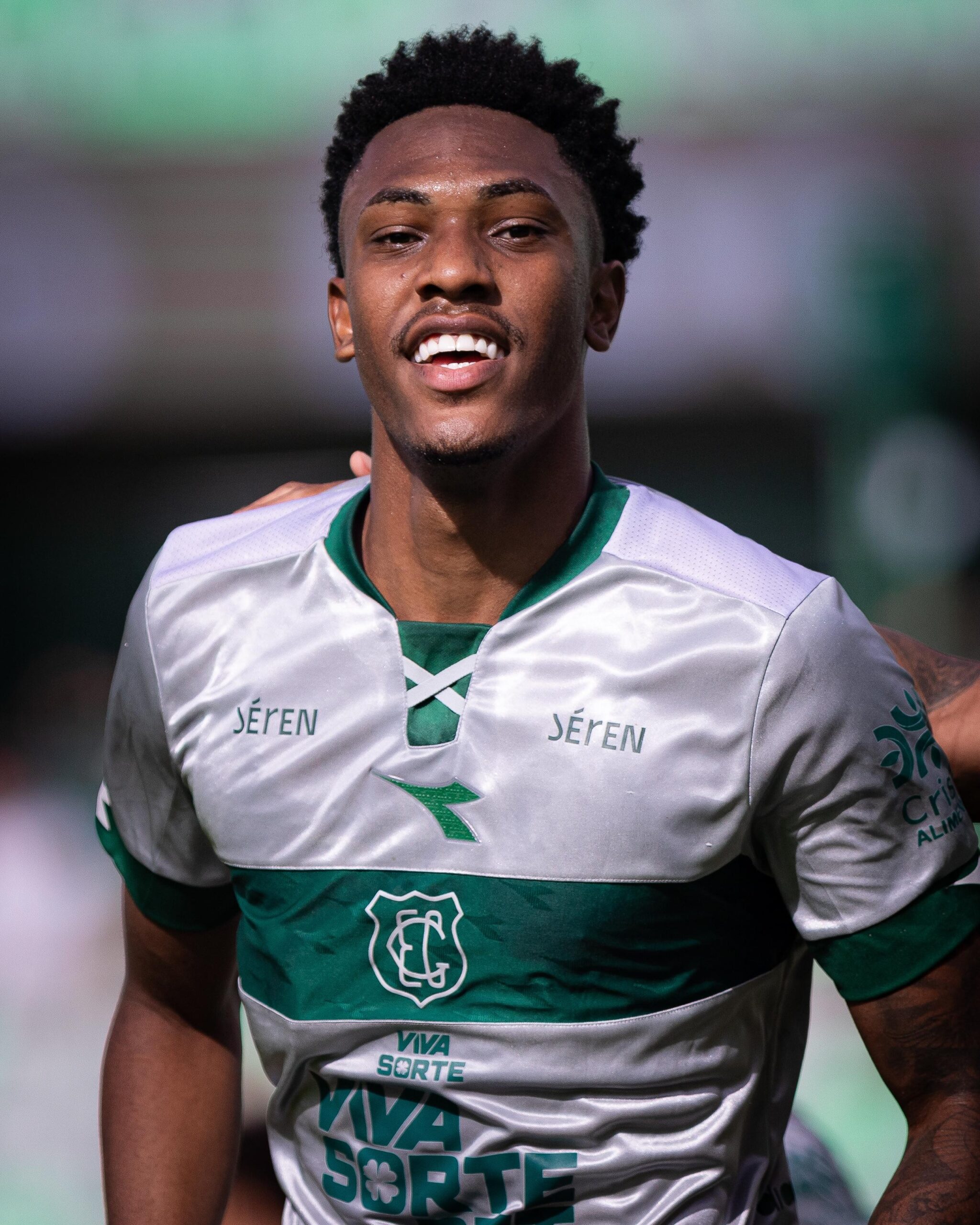 Luisão curte fase de zagueiro-artilheiro no Goiás