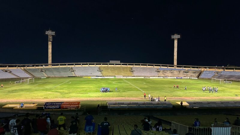 Jogo entre Teresina e Oeirense é paralisado após apagão em refletores do Albertão