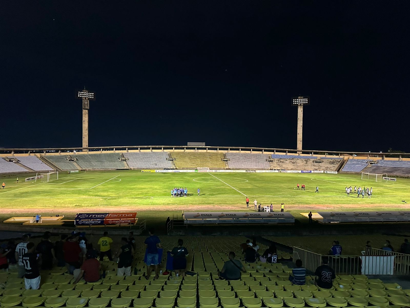 Jogo entre Teresina e Oeirense é paralisado após apagão em refletores do Albertão