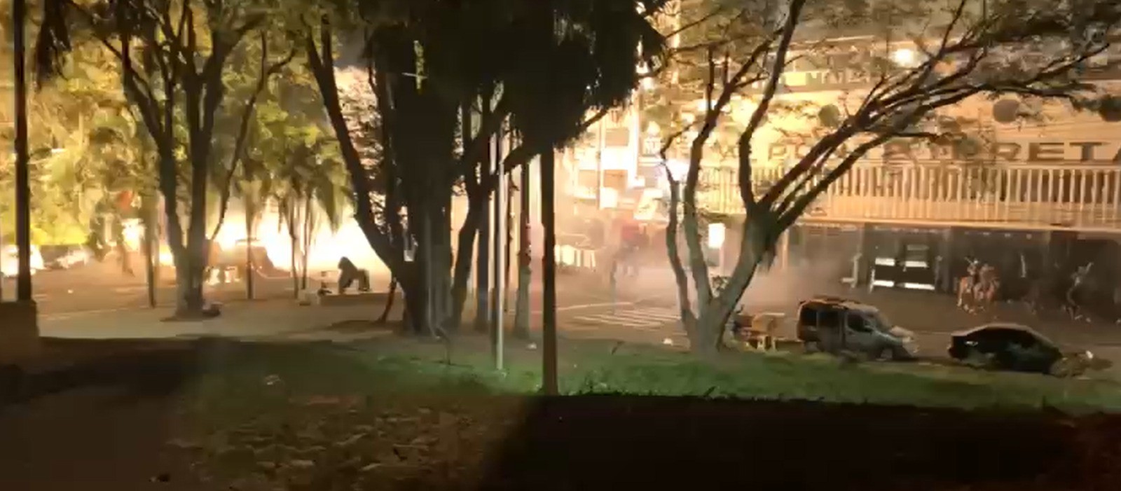 Torcida da Ponte protesta após empate, e PM dispersa grupo no Majestoso