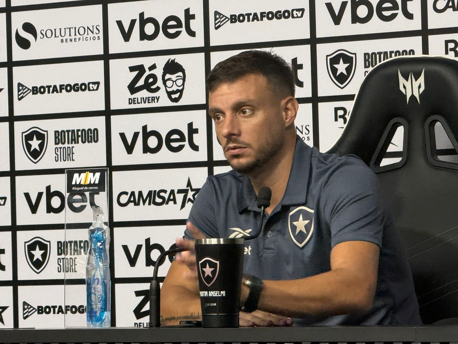 Anselmi blinda Botafogo do extracampo, mas diz: “Temos que resolver esse problema urgente”