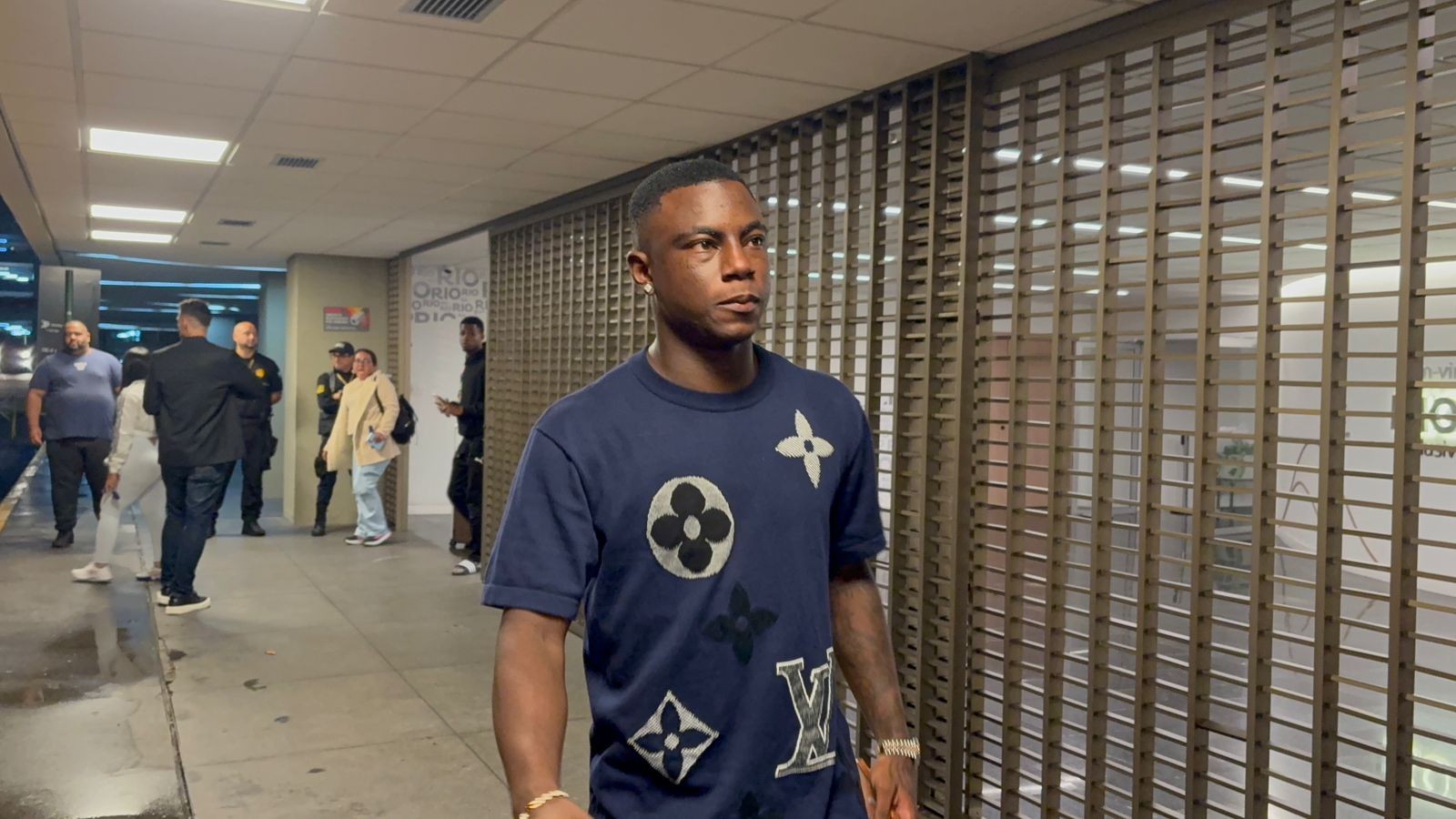 Reforço do Vasco, Hinestroza chega ao Rio e ressalta importância de Diniz em negociação