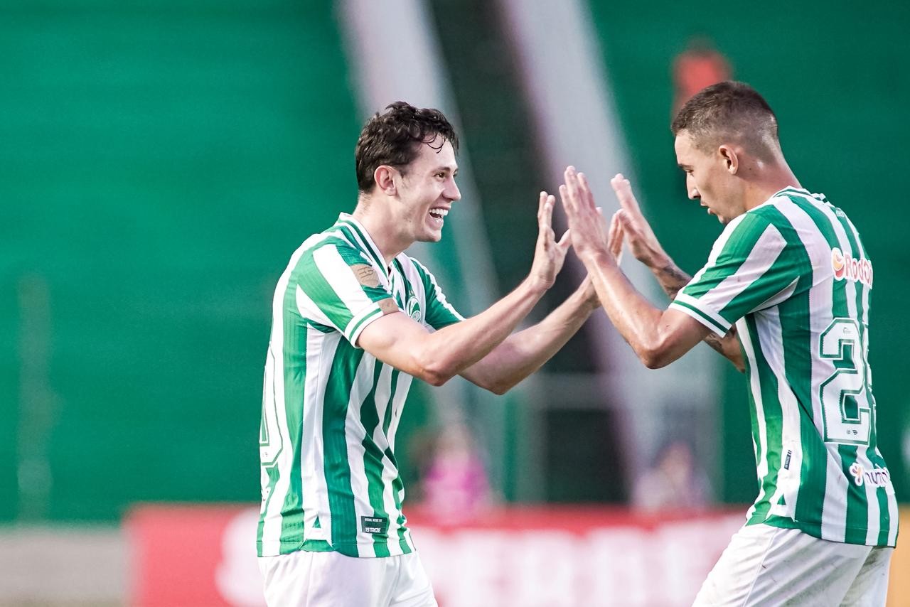 Lateral volta de suspensão e marca primeiro gol como profissional pelo Juventude