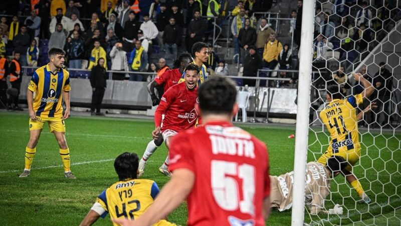 Zagueiro brasileiro marca nos acréscimos e encerra jejum de 11 anos de clássico em Israel