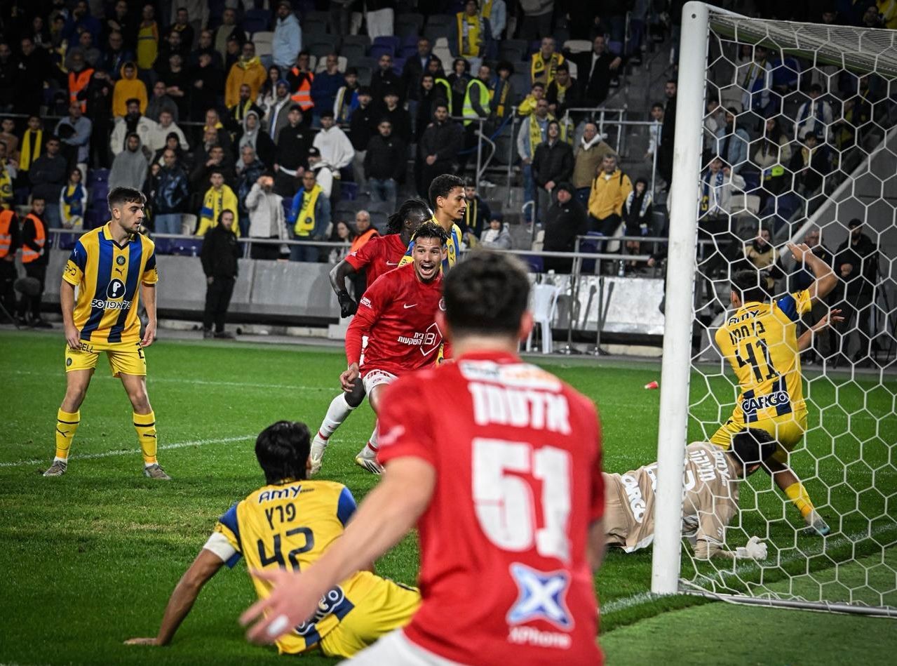 Zagueiro brasileiro marca nos acréscimos e encerra jejum de 11 anos de clássico em Israel