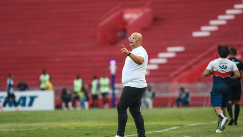 Conheça dirigente que virou técnico e comanda Jaguar diante do Santa Cruz