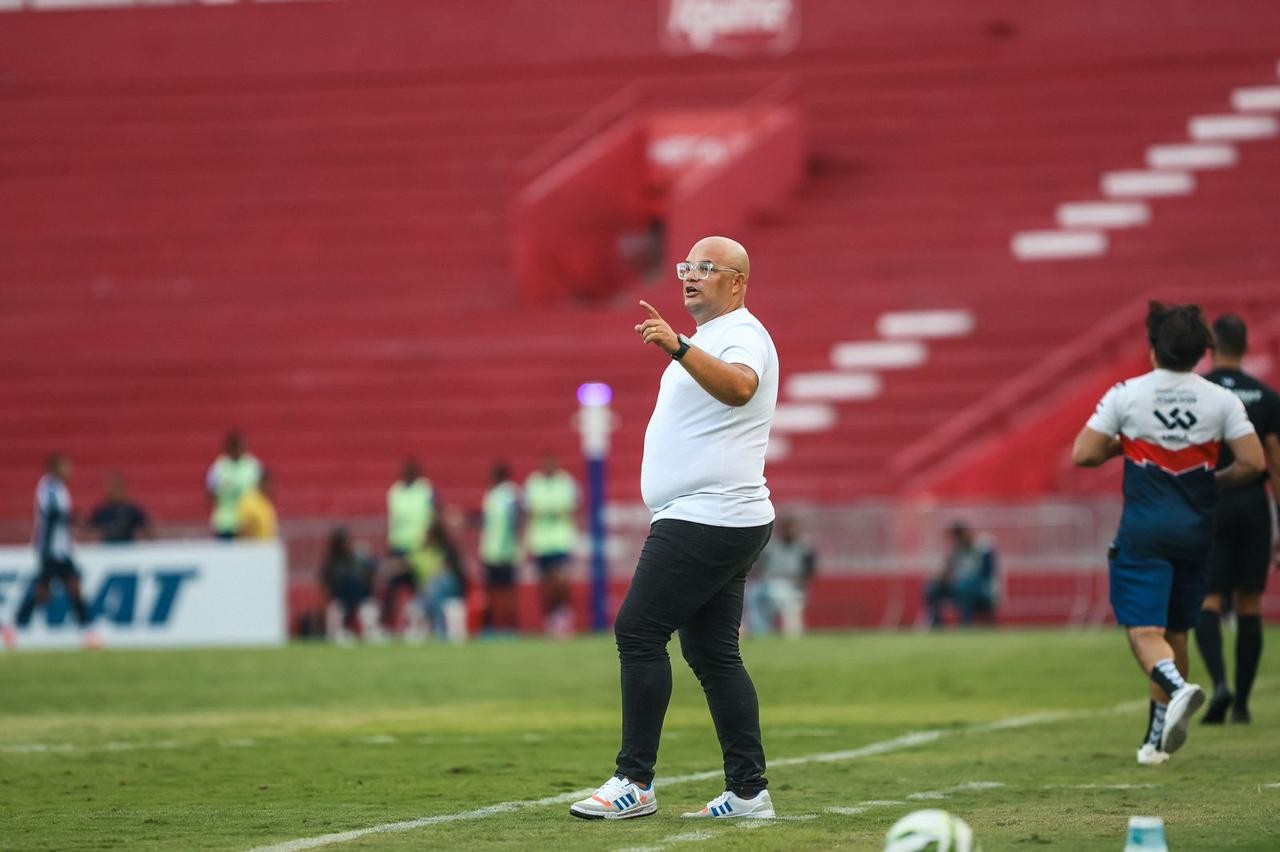 Conheça dirigente que virou técnico e comanda Jaguar diante do Santa Cruz