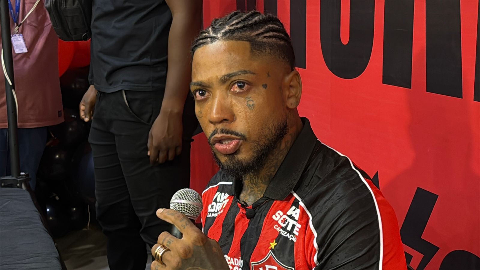 Multidão, gratidão e lágrimas: Marinho promete se “entregar de corpo e alma” em volta ao Vitória