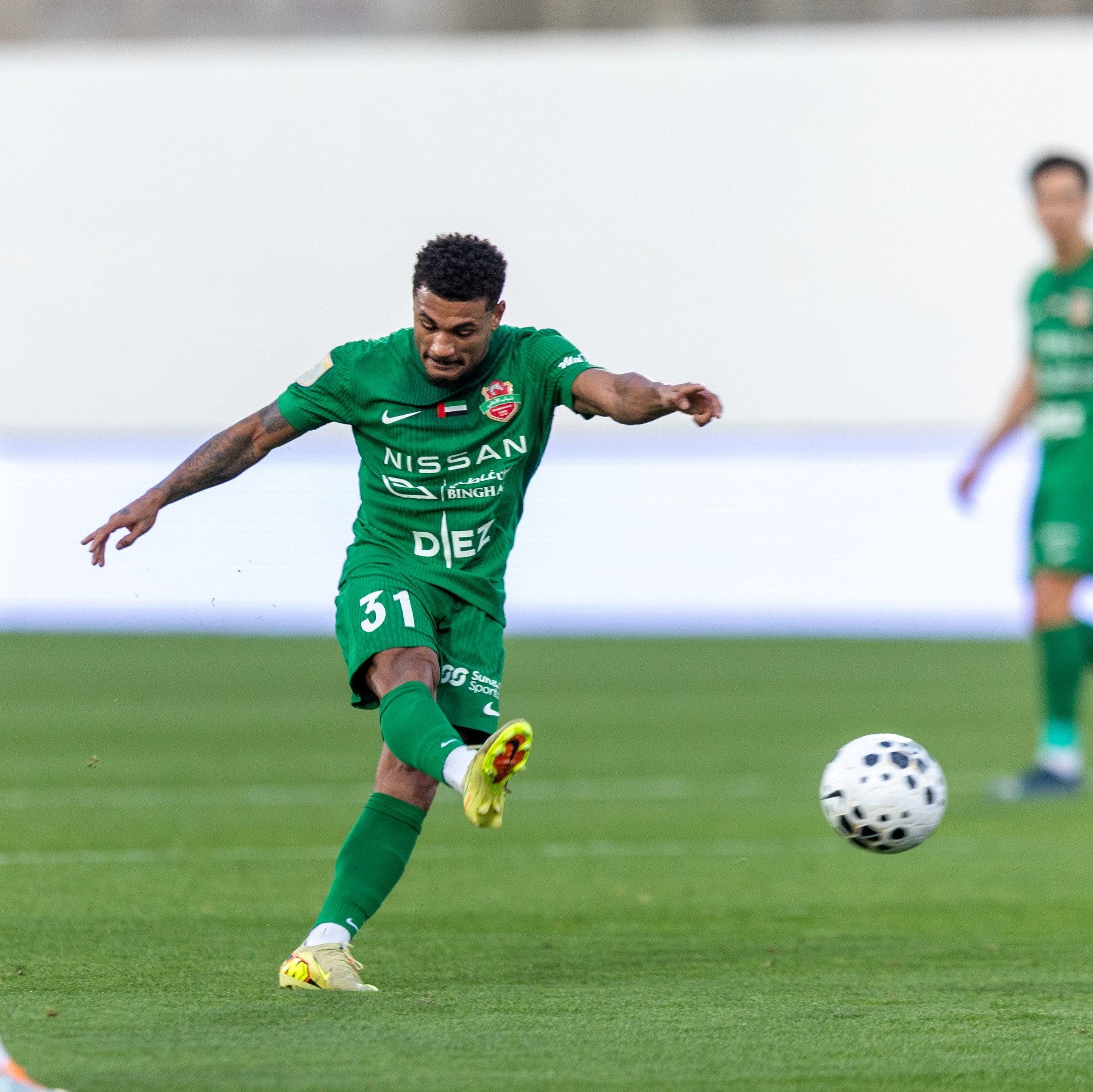 Ex-Palmeiras marca golaço pelo Shabab Al Ahli e brinca: “Lembrei de um gol marcado pelo CR7”