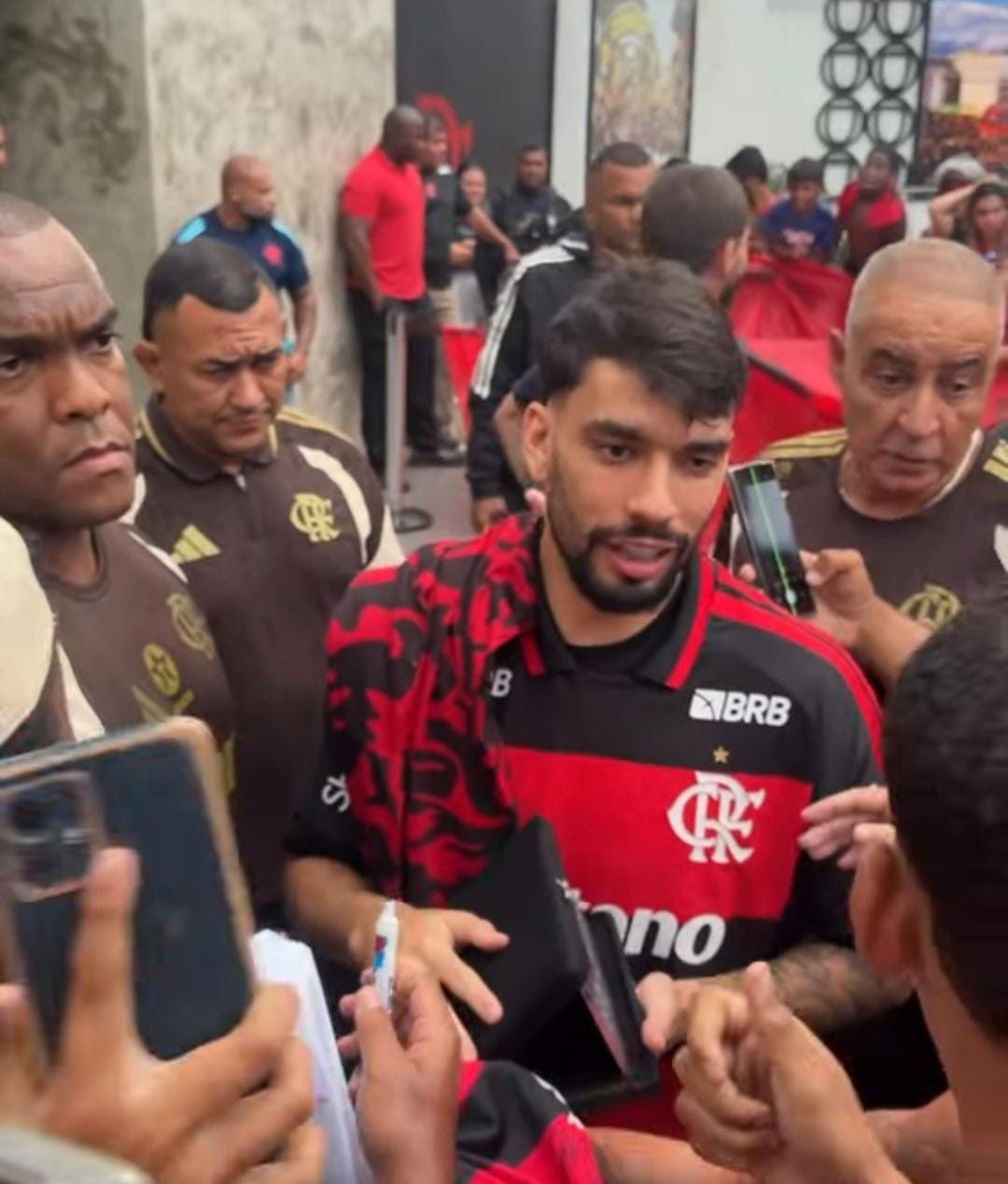 Paquetá ouve pedido de torcedor do Flamengo por títulos e responde: “Voltei para isso”