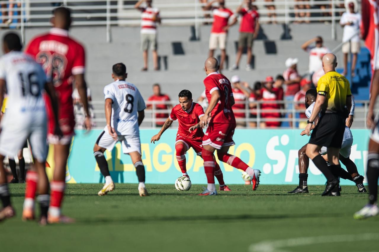 Eduardo Barroca diz que CRB precisa ter humildade para melhorar e promete cobrança aos jogadores