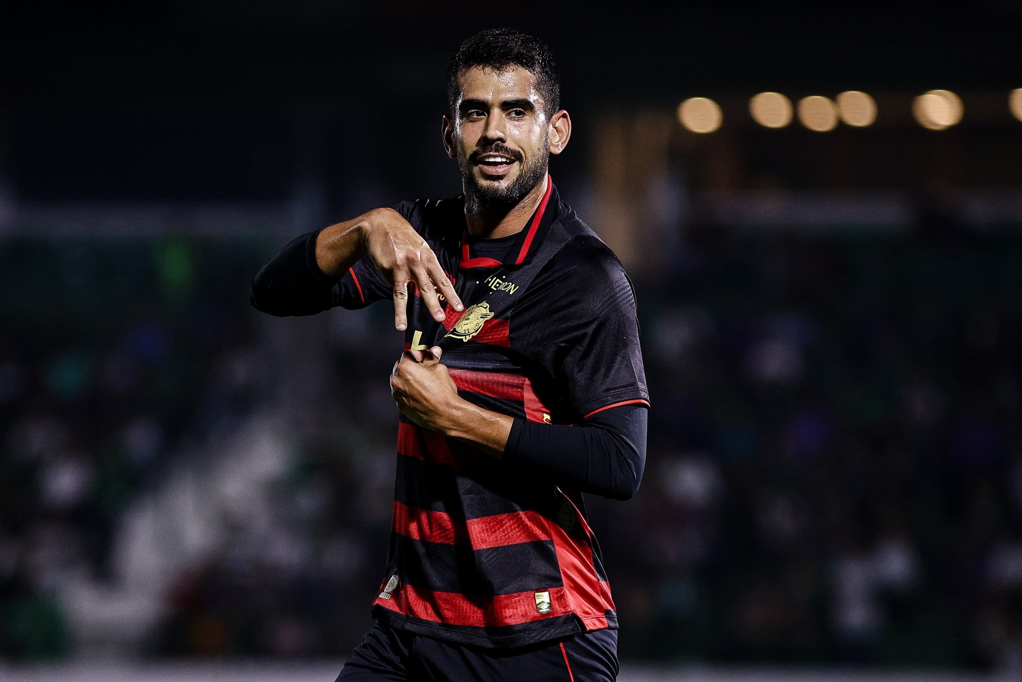 Sport renova contrato com atacante Zé Roberto